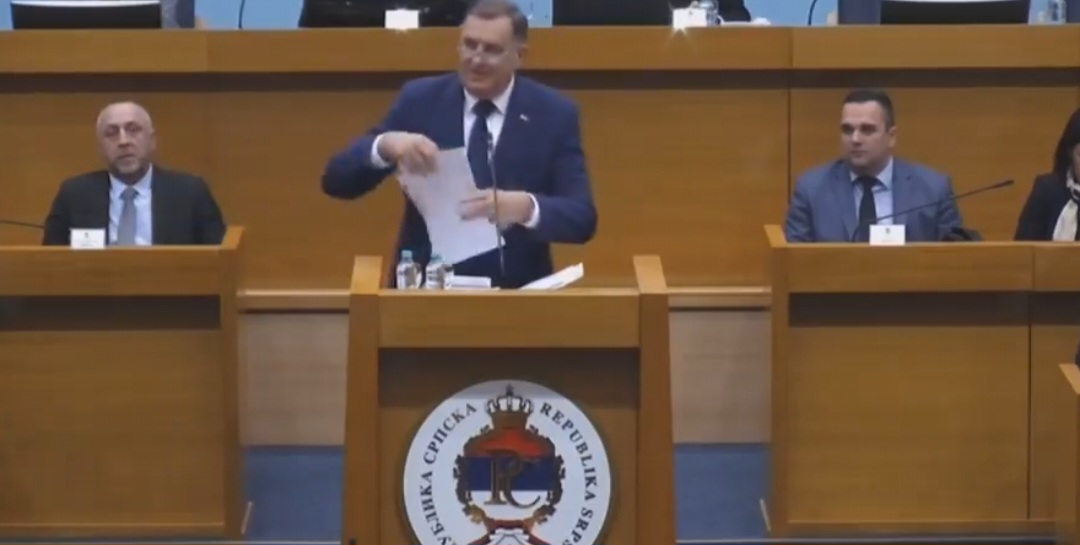 Dodik mahao papirima, optužio Vukanovića za saradnju sa Amerikancima