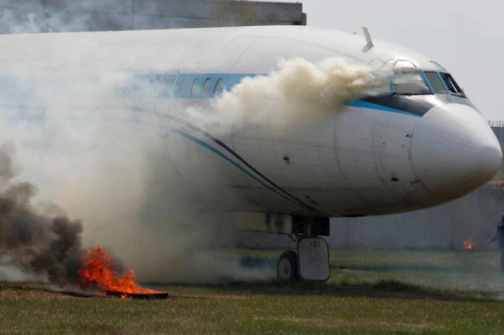 Panika na aerodromu: Gori avion, putnici hodaju po krilu (VIDEO)