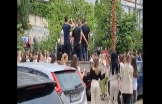Maturanti u Herceg Novom vesele se uz pjesmu Baje Malog Knindže, Crnogorcima se "OKREĆE ŽELUDAC"