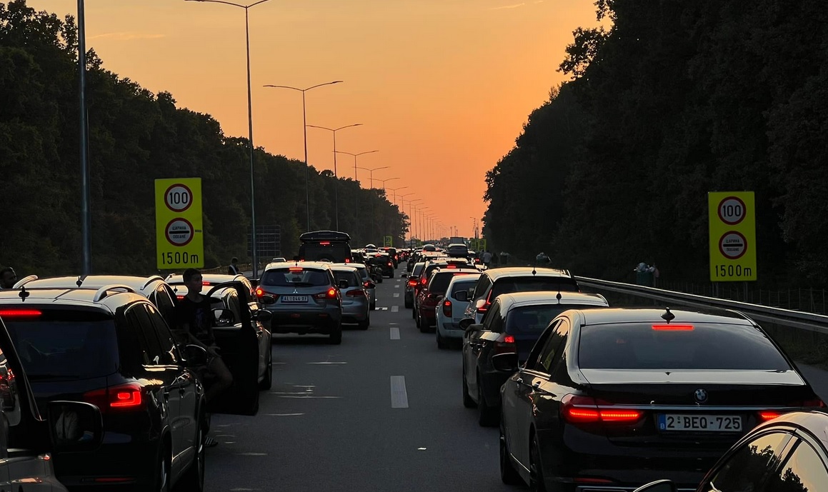 Kolaps u saobraćaju na granici prema Hrvatskoj, zatvoren prelaz u Gradini