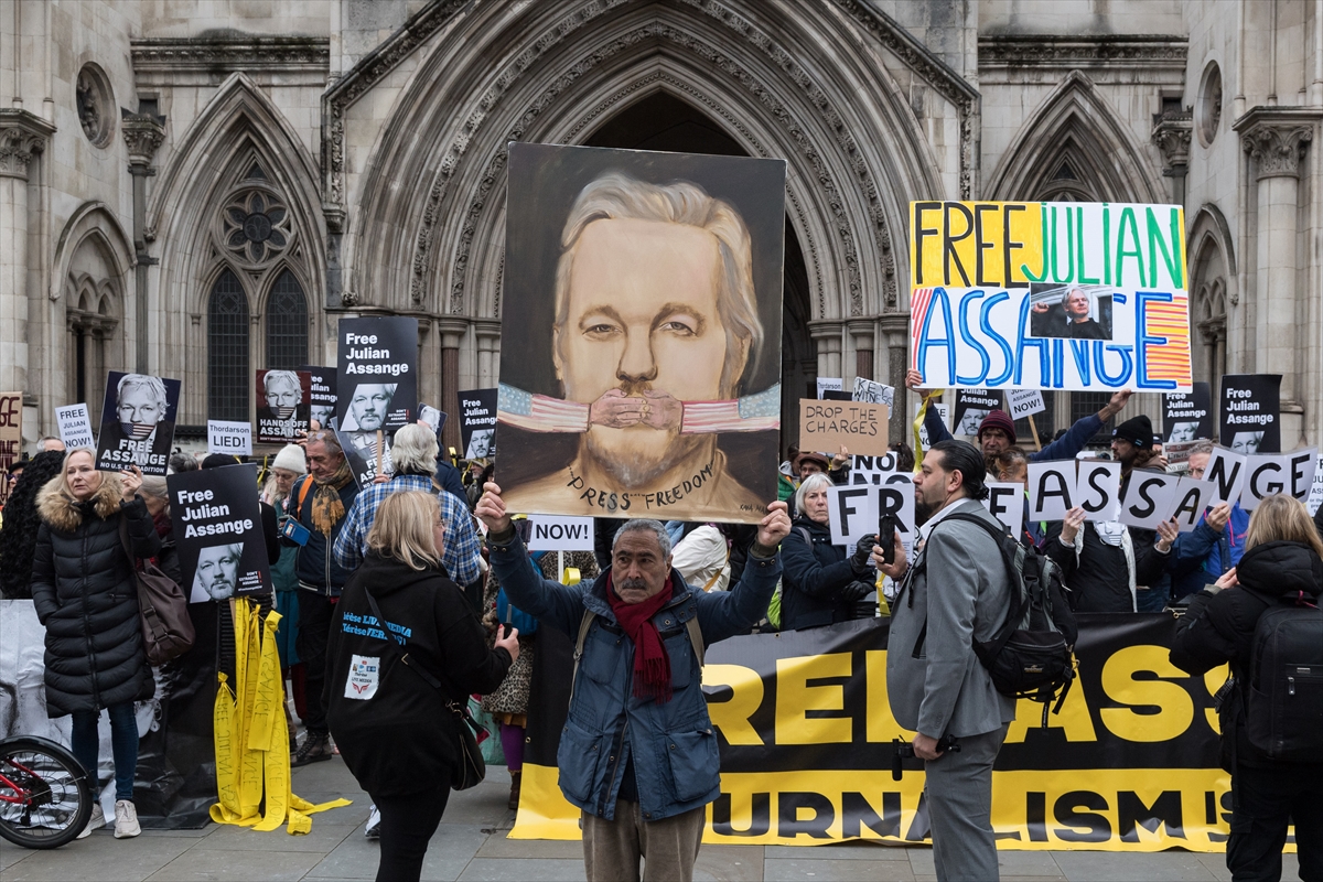 London: Okupljeni ispred Visokog suda traže oslobađanje Juliana Assangea