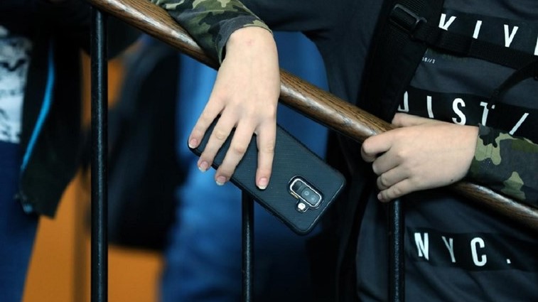 Treba li zabraniti mobilne telefone u školama?