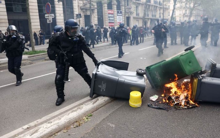 Tradicionalno buran 1. maj u Francuskoj, protestna okupljanja širom svijeta