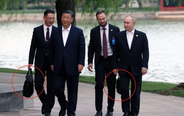 Državnike pomno prate dvojica muškaraca: Šta je u misterioznim koferima pored Putina i Xija