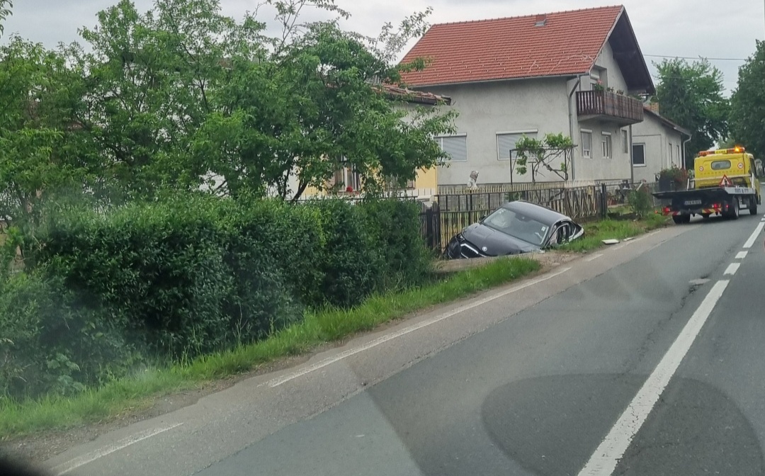 Udes u Banjaluci, automobil završio u kanalu (FOTO)