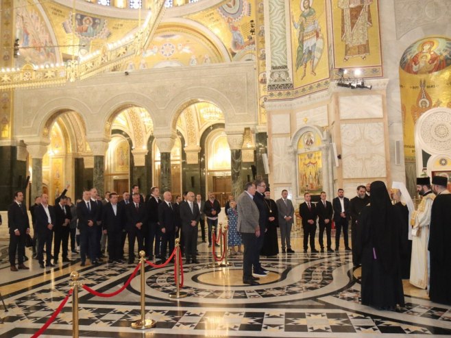 Dodik i Vučić se molili pred odlazak Vučića u Njujork