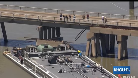 Brod se ponovo zakucao u most (VIDEO)