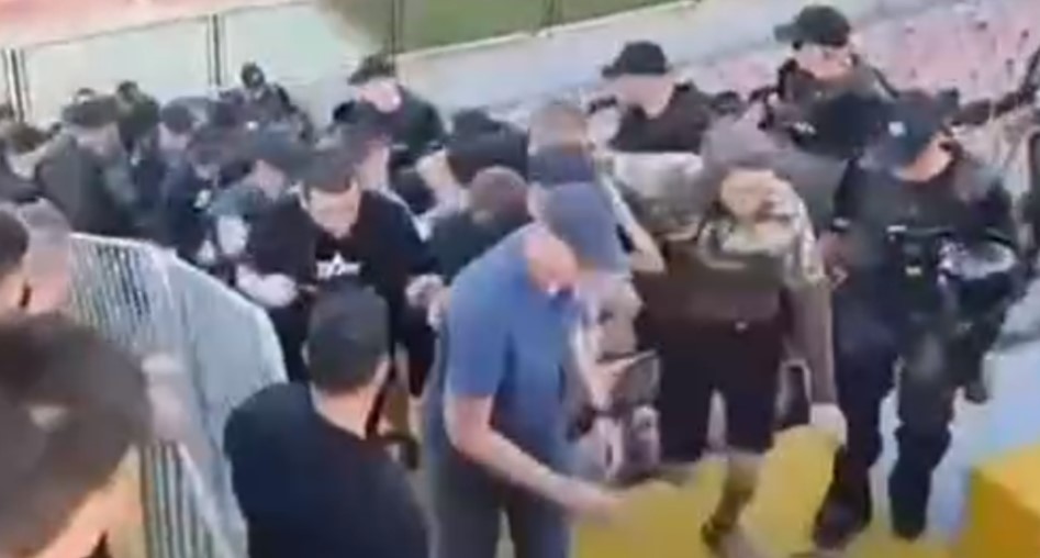 Novi snimci napada policije na Banjalučane: Navijače Borca u Tuzli udarali pendrecima i bez povoda šprcali suzavcem!?