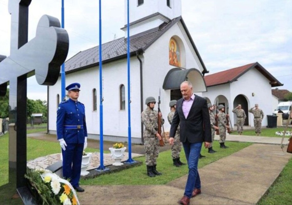 Zukan Helez položio cvijeće srpskim žrtvama u Sijekovcu