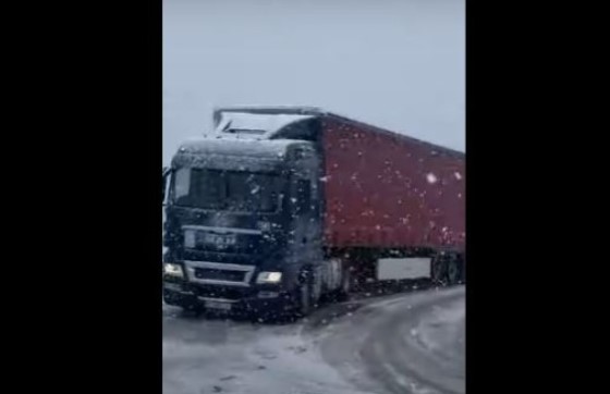 Haos kod Splita zbog snijega: Automobili i kamioni zaglavljeni na putu