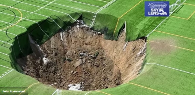 Ogromna rupa progutala komad fudbalskog terena VIDEO