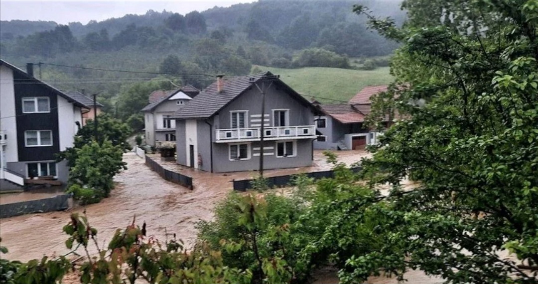 Nevrijeme u Tuzlanskom kantonu i susjednih opština u RS: Najteža situacija u Čeliću i Koraju, poplavljeni stambeni i poslovni objekti