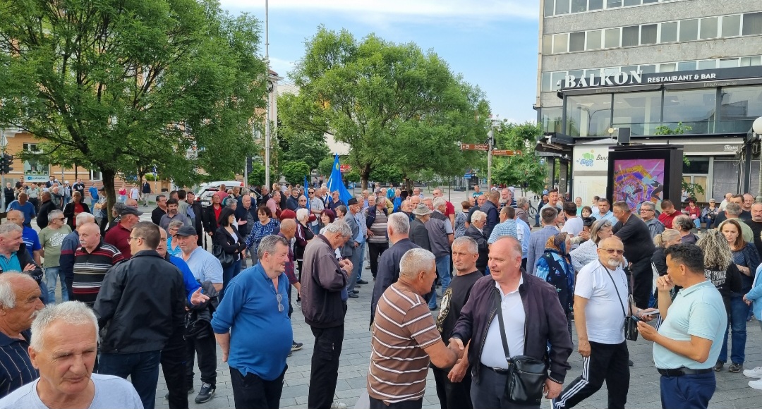 Okupljaju se građani u centru Banjaluke, na miting podrške Petroviću stigli Jelena Trivić, Milan Miličević...