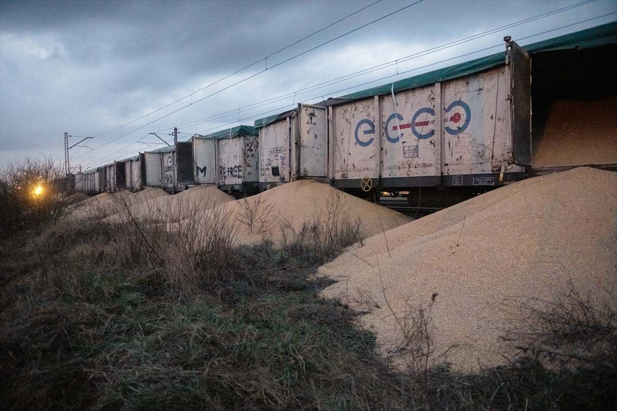 Poljski poljoprivrednici već tri sedmice blokiraju granične prelaze s Ukrajinom, prosuto 160 tona žita