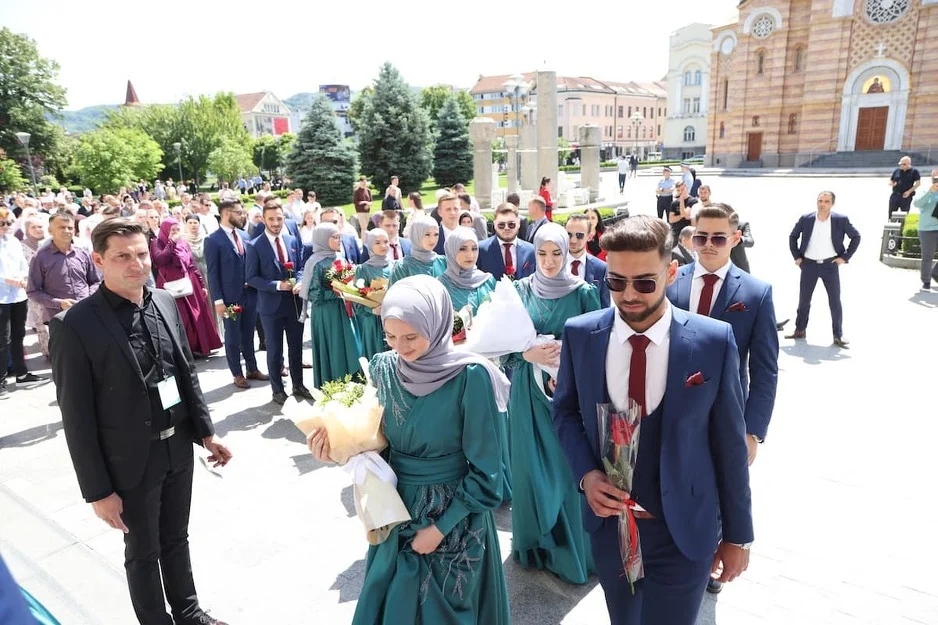 Prvi put nakon 80 godina: Banja Luka je danas dobila prve maturante medrese, prošetali su banjalučkim ulicama