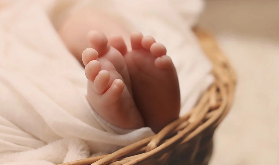 Beba, koja je proglašena mrtvom ubrzo nakon rođenja, probudila se tokom sahrane