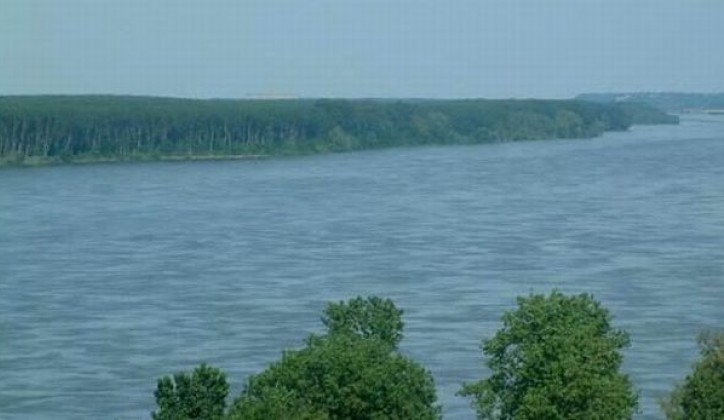 Dvije osobe poginule, a pet se vodi kao nestalo nakon sudara čamca na Dunavu