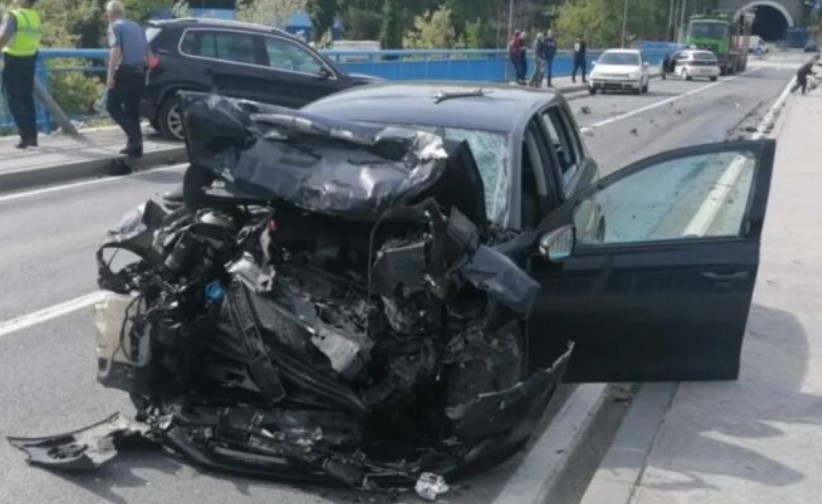 Filmske scene u Jajcu: Ukrao auto dok je u njemu sjedila žena, pa napravio sudar