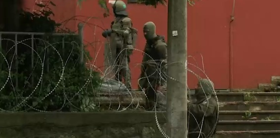 KFOR ojačava blokadu u Zvečanu, razvlači bodljikavu žicu oko zgrade Opštine