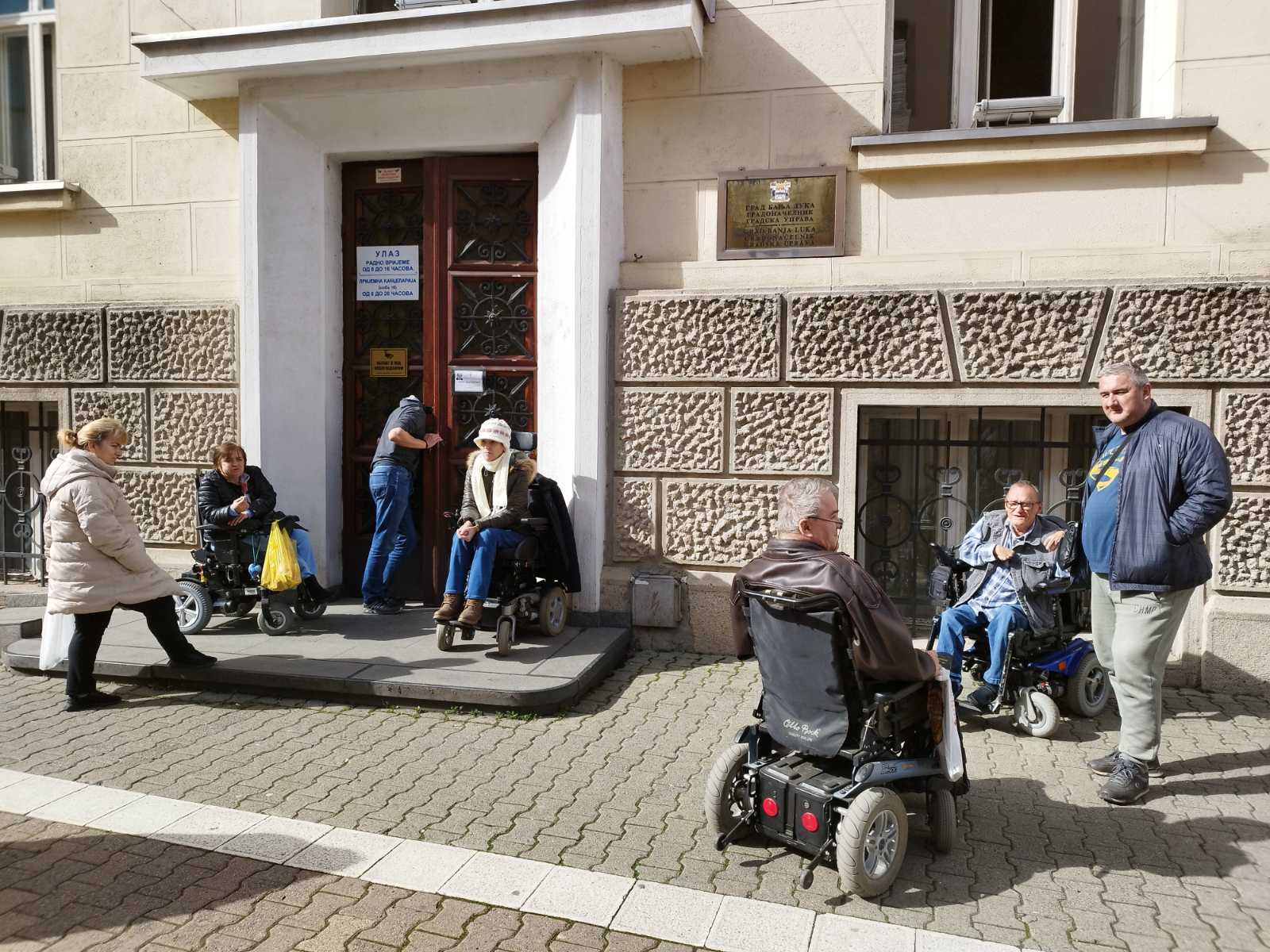 Banjaluka: Protest osoba s invaliditetom, blokirali ulaz u Gradsku upravu