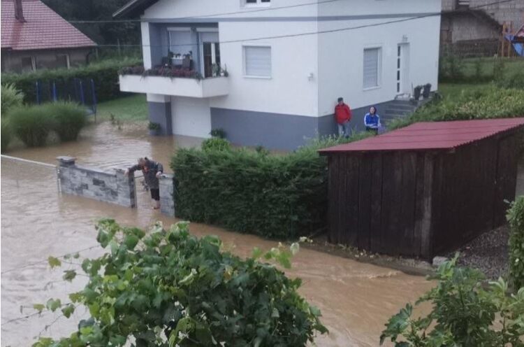 Nevrijeme u Banjaluci: Poplavljene kuće, garaže i dvorišta (VIDEO)