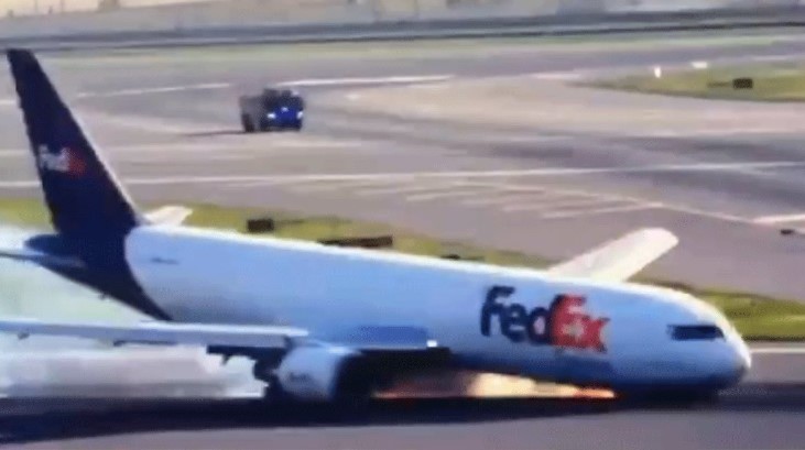 Novi problemi sa Boingom: Sletio na trup na aerodromu u Istanbulu (VIDEO)