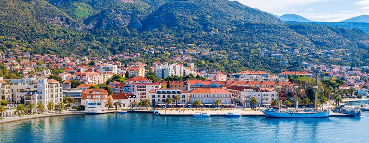 Kazne i do 1.000 eura: Grad na Jadranu zabranio šetnju u kupaćim kostimima, stop i za električne trotinete u šetališnim zonama