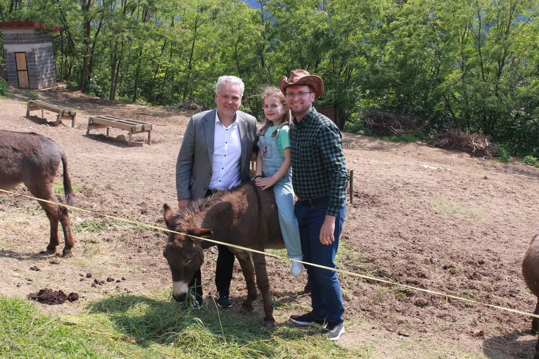"Upravo sam otkrio jedno veoma posebno mjesto": Satler na farmi magaraca u Zavidovićima