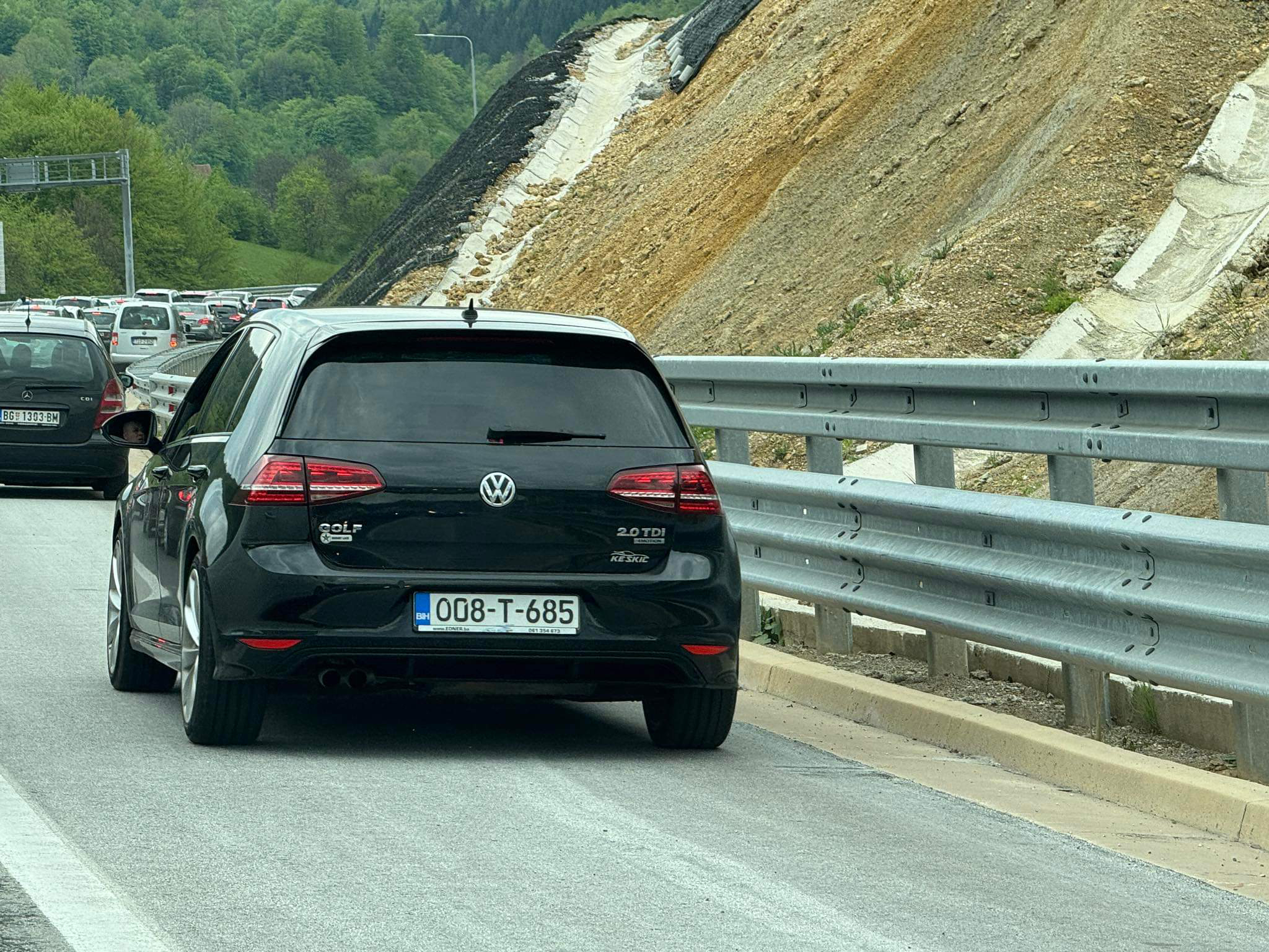 Velike gužve na cestama ka jugu BiH, bahati vozači koriste zaustavnu traku