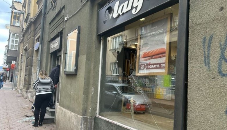 Razbijeni izlozi pekare Manja u Sarajevu!